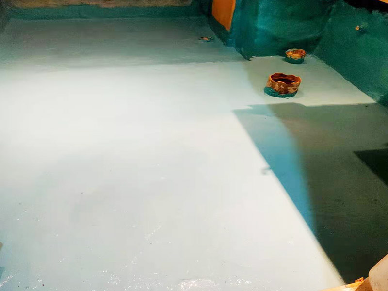 地面刷第五次防水：基層清理先將基層表面上的灰皮用鏟刀除掉，用笤帚將塵土、砂粒等雜物清掃干凈，尤其是管根，地漏和排水口等部位要仔細清理。 涂覆根據(jù)工程的特點和要求，選擇適當?shù)墓し?。涂覆時要盡量均勻，不能有局部沉積，并要求多滾刷幾次使涂料與基層之間密實，不留氣泡，粘結(jié)嚴實。 保護層與裝飾層須在防水層完成2天后進行。為了抹砂漿時施工方便，也可在防水層后一遍涂覆后，立即撒上干凈的中粗砂。