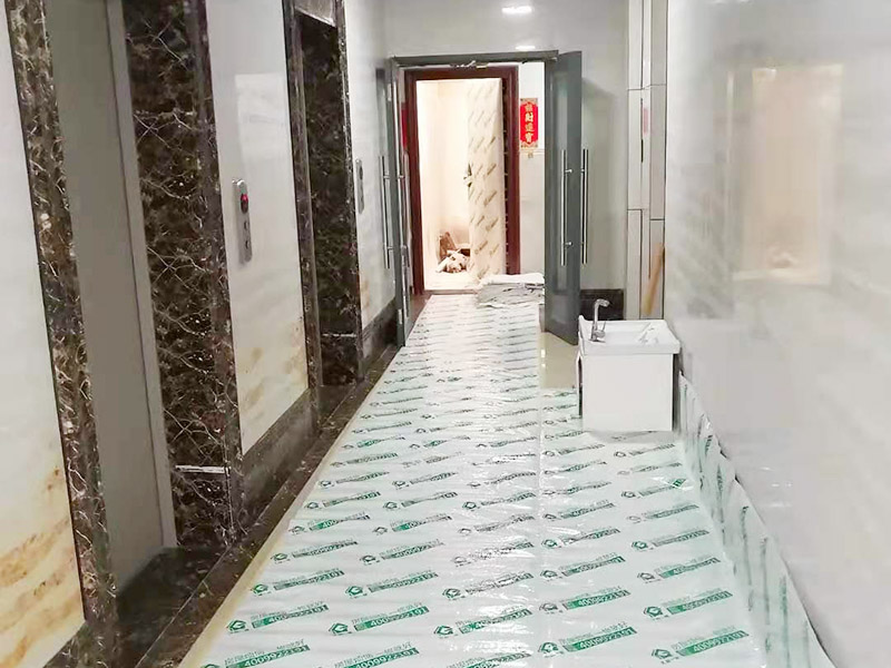 走廊保護(hù)裝修施工：各種裝修物料的進(jìn)場(chǎng)以及各種建筑裝修垃圾的清理，都會(huì)經(jīng)過入戶門，這些物品在搬運(yùn)的過程中，難免會(huì)和入戶門發(fā)生磕碰，造成入戶門的磕碰劃傷，所以，第一個(gè)需要做好成品保護(hù)的地方就是入戶門。 做法：在裝修開工前直到家具進(jìn)場(chǎng)期間，都需要對(duì)入戶門進(jìn)行保護(hù)！可以使用成品保護(hù)膜將門包裹。