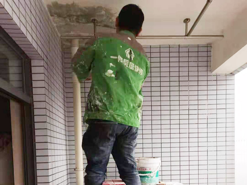 陽臺頂面掉皮：需要先把出現(xiàn)問題的地方鏟除，并將鏟除部分的邊緣磨平滑后，重新刮一次膩?zhàn)?，上底漆，再刷再涂。?dāng)墻面剝落比較嚴(yán)重時(shí)，需要考慮對基層做加固處理。步驟是先將原墻體鏟除至墻面基層，然后用界面劑或者封固底漆重新涂刷一遍，最后再按照粉刷石膏找平、貼網(wǎng)格布(加固防裂)、批刮墻襯三遍后打磨平整。