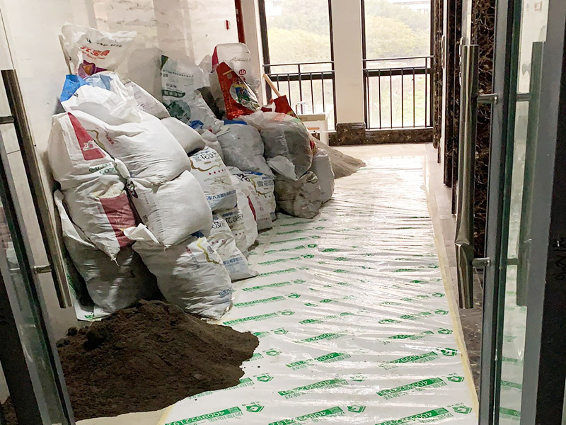 保護措施建渣處理：1、各工種在施工中不得污染、損壞其他工種的成品和半成品。 2、材料表面保護膜應(yīng)在工程竣工時拆除。 3、易碎、易崩邊的已加工好的石材板材，不得長期受雨淋，并應(yīng)采取立方，光面相對，板塊下應(yīng)支墊木方，現(xiàn)場搬運時也應(yīng)按上述要求。特別要注意防止成品石材在運輸和堆放過程中角部的損壞（如采用塑料護角）。 4、施工過程中材料搬運過程中應(yīng)注意防止損壞電梯、樓道內(nèi)已裝修好的墻面、頂棚和門窗等。