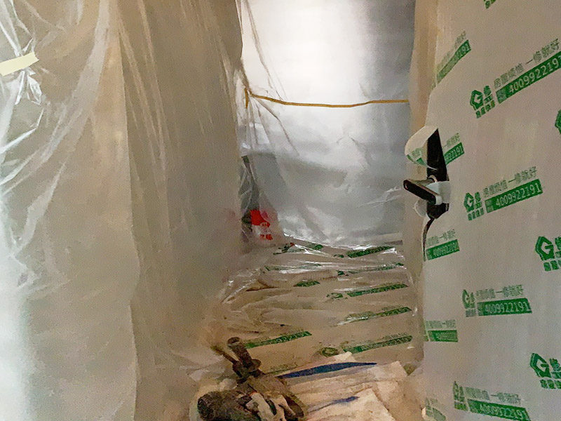 保護措施建渣處理：1、各工種在施工中不得污染、損壞其他工種的成品和半成品。 2、材料表面保護膜應(yīng)在工程竣工時拆除。 3、易碎、易崩邊的已加工好的石材板材，不得長期受雨淋，并應(yīng)采取立方，光面相對，板塊下應(yīng)支墊木方，現(xiàn)場搬運時也應(yīng)按上述要求。特別要注意防止成品石材在運輸和堆放過程中角部的損壞（如采用塑料護角）。 4、施工過程中材料搬運過程中應(yīng)注意防止損壞電梯、樓道內(nèi)已裝修好的墻面、頂棚和門窗等。