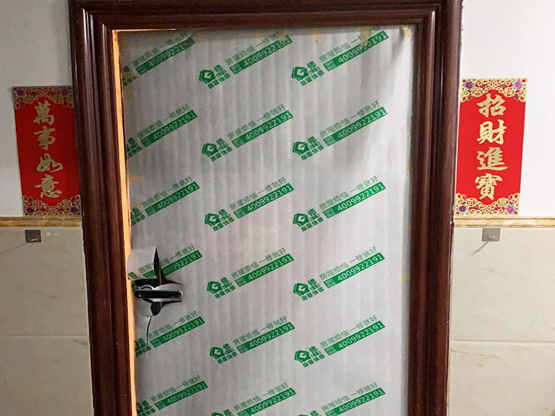 保護措施建渣處理：1、各工種在施工中不得污染、損壞其他工種的成品和半成品。 2、材料表面保護膜應(yīng)在工程竣工時拆除。 3、易碎、易崩邊的已加工好的石材板材，不得長期受雨淋，并應(yīng)采取立方，光面相對，板塊下應(yīng)支墊木方，現(xiàn)場搬運時也應(yīng)按上述要求。特別要注意防止成品石材在運輸和堆放過程中角部的損壞（如采用塑料護角）。 4、施工過程中材料搬運過程中應(yīng)注意防止損壞電梯、樓道內(nèi)已裝修好的墻面、頂棚和門窗等。