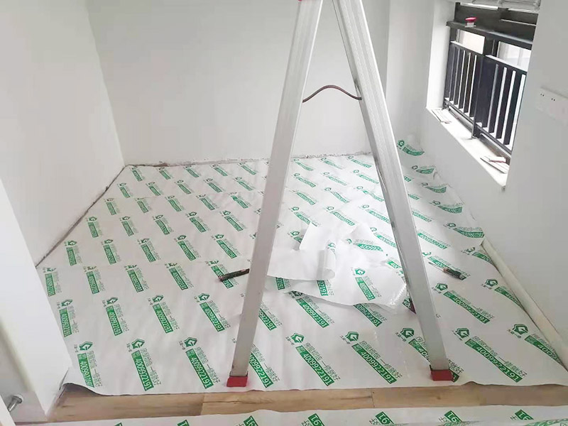 家具安裝成品保護(hù)入戶門扇用公司統(tǒng)一的門貼進(jìn)行全面包裹保護(hù)，用透明膠帶將保護(hù)膜粘貼牢固平整。 用標(biāo)準(zhǔn)保護(hù)膜將門框三面保護(hù)完整并固定牢固。 工程完工后拆除保護(hù)膜時(shí)如果有粘貼時(shí)的膠痕，應(yīng)用酒精或?qū)Ｓ玫那逦蹌┣宄z痕。 木地板施工前，將地面用吸塵器清理干凈。 木地板施工后，用產(chǎn)品自帶的防潮墊或標(biāo)準(zhǔn)保護(hù)在通道鋪貼進(jìn)行保護(hù)。