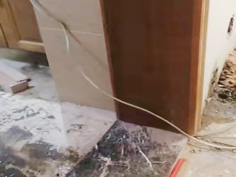 墻壁打孔服務(wù)：為了保證施工的安全性，不建議業(yè)主親自動手，墻體打孔一般是由專業(yè)的師傅來完成的。不夠?qū)I(yè)的技術(shù)人員不僅可能對墻體造成損傷，有可能還會發(fā)生意外事故，對業(yè)主的利益造成威脅。 打孔看起很簡單，其實是個技術(shù)活，大家在打孔的時候，切勿操之過急。在打孔的過程中應(yīng)來回的抽插，這樣可以防止干粉卡鉆。另外，墻體打孔時鉆頭一定要穩(wěn)，不要左搖右搖，因為你搖的一起，相當(dāng)于加大鉆頭的摩擦力。