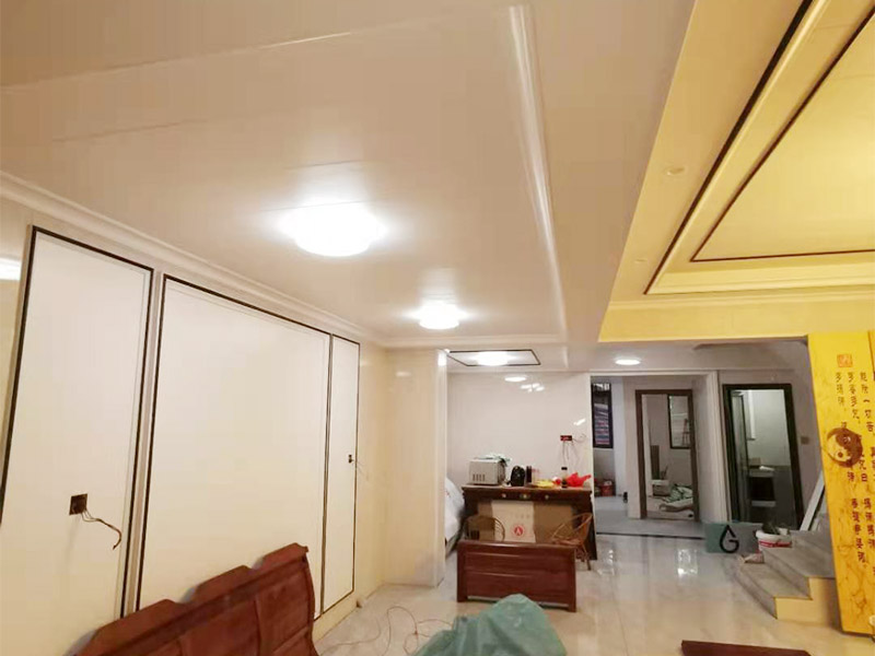 客廳造型安裝：客廳吊頂施工準備,客廳吊頂施工準備包含檢查設備管道是否安裝完畢、檢查結(jié)構(gòu)尺寸與設計圖是否相符、準備好吊頂安裝材料和工具等工作。 安裝龍骨,龍骨分為兩個,分別是主龍骨和次龍骨。在進行安裝時,要先將每條主龍骨吊到稍高于標高線的位置上臨時固定,假如吊頂面積較大,可分成多個部分,依次吊裝。安裝完主龍骨之后,在安裝次龍骨就行了。