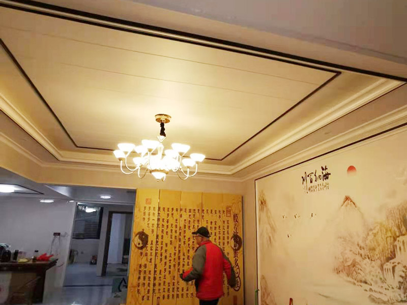 客廳造型安裝：客廳吊頂施工準備,客廳吊頂施工準備包含檢查設備管道是否安裝完畢、檢查結(jié)構(gòu)尺寸與設計圖是否相符、準備好吊頂安裝材料和工具等工作。 安裝龍骨,龍骨分為兩個,分別是主龍骨和次龍骨。在進行安裝時,要先將每條主龍骨吊到稍高于標高線的位置上臨時固定,假如吊頂面積較大,可分成多個部分,依次吊裝。安裝完主龍骨之后,在安裝次龍骨就行了。