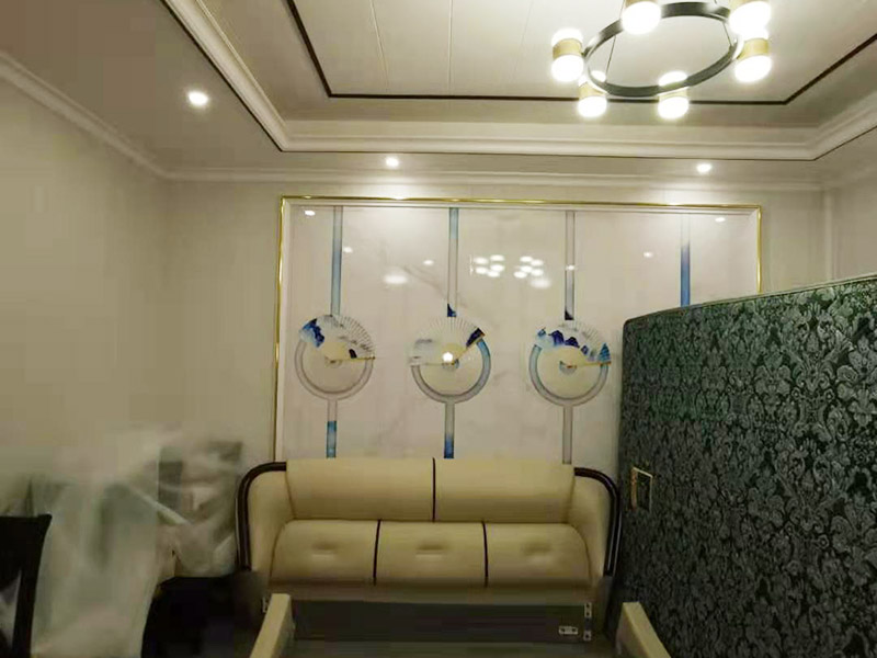 客廳造型安裝：客廳吊頂施工準備,客廳吊頂施工準備包含檢查設備管道是否安裝完畢、檢查結(jié)構(gòu)尺寸與設計圖是否相符、準備好吊頂安裝材料和工具等工作。 安裝龍骨,龍骨分為兩個,分別是主龍骨和次龍骨。在進行安裝時,要先將每條主龍骨吊到稍高于標高線的位置上臨時固定,假如吊頂面積較大,可分成多個部分,依次吊裝。安裝完主龍骨之后,在安裝次龍骨就行了。