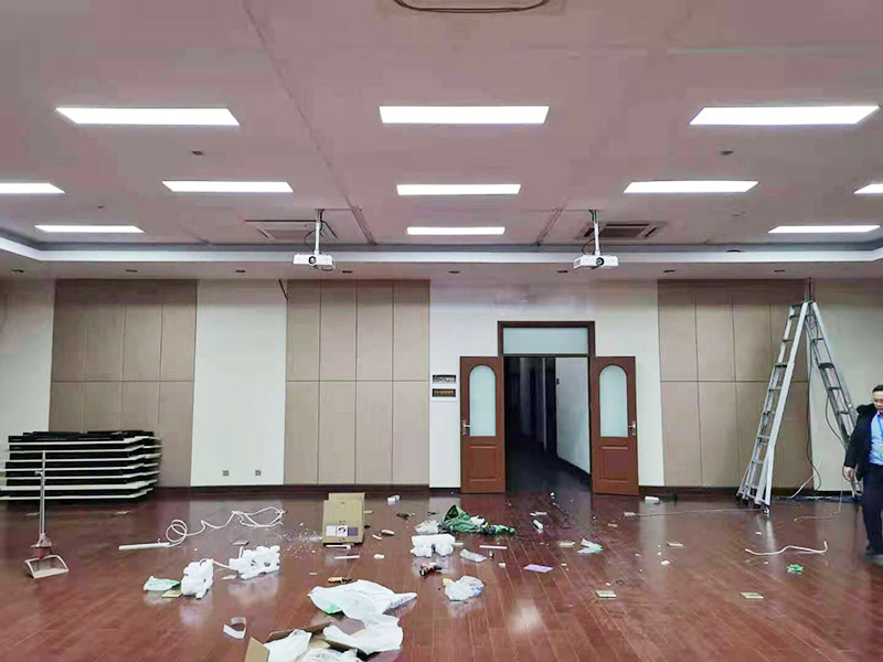 投影儀安裝案例：投影儀正向吊掛在天花板上進(jìn)行投射畫(huà)面。優(yōu)點(diǎn)：不用擔(dān)心小孩搞破壞，也不用擔(dān)心客廳空間小占位置，一次安裝一步到位，不用頻繁地調(diào)節(jié)！缺點(diǎn)：由于布線長(zhǎng)，可能會(huì)引起信號(hào)衰減，從而影響到投影效果。第一次安裝時(shí)，如何布線，如何計(jì)算與幕布之間的合理距離等都要費(fèi)一點(diǎn)腦力。裝好之后，后期維護(hù)也不方便，如除塵，換過(guò)濾網(wǎng)，清潔鏡頭等日常維護(hù)基本就很難進(jìn)行了。