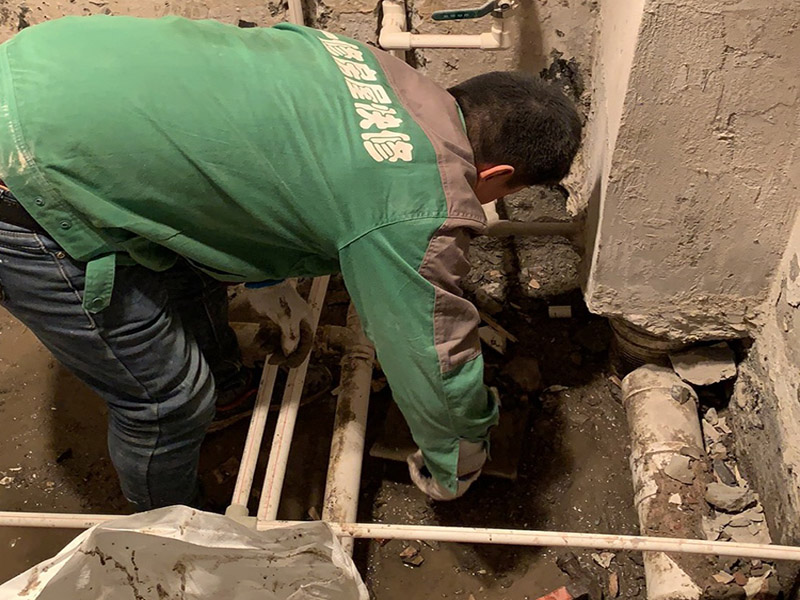 衛(wèi)生間拆除裝修：拆磚應(yīng)從下至上進(jìn)行，在施工過程中對地面及時進(jìn)行處理，以免因垃圾過多從而影響后面的工作。同時要處理好房內(nèi)的防水層。拆除插座與水龍頭附近的瓷磚時應(yīng)小心，以免損壞水電設(shè)備。為了加快房屋翻新的進(jìn)度，在拆完衛(wèi)生間瓷磚后應(yīng)立即將現(xiàn)場的雜物處理干凈。