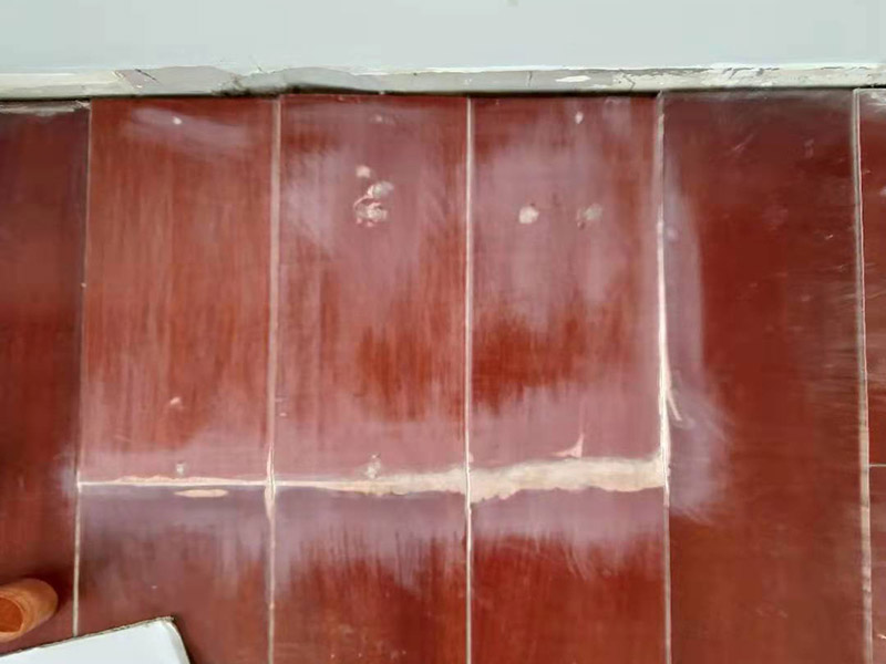 地板小面積修補(bǔ)：如果局部破損面積較小，找到劃傷磨損的強(qiáng)化木地板，對(duì)于已經(jīng)磨損的木地板，先用水磨砂紙濕肥皂水將木地板表面略磨，但勿磨得太深，勿弄濕木地板表面，然后用干布抹將其凈。如想重打?qū)Ｓ玫匕逵?，要先將舊地板油完全磨去，吸光凈木屑?jí)m埃，用較干的濕布將舊木糠完全抹去，待強(qiáng)化木地板完全干燥后，用軟毛掃將地板油均勻地涂于該木地板上，待數(shù)小時(shí)才會(huì)完全干透。