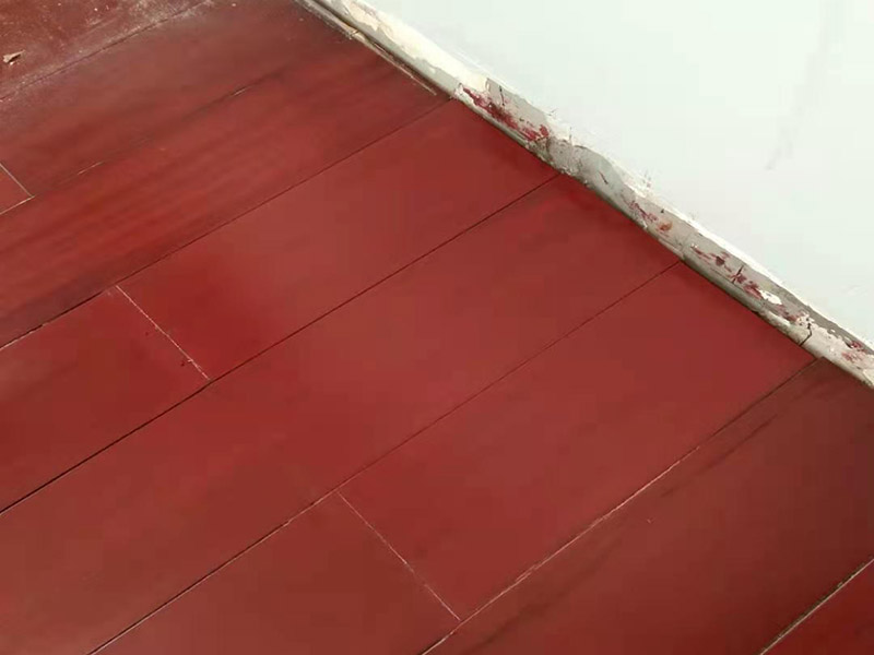 地板小面積修補(bǔ)：如果局部破損面積較小，找到劃傷磨損的強(qiáng)化木地板，對(duì)于已經(jīng)磨損的木地板，先用水磨砂紙濕肥皂水將木地板表面略磨，但勿磨得太深，勿弄濕木地板表面，然后用干布抹將其凈。如想重打?qū)Ｓ玫匕逵?，要先將舊地板油完全磨去，吸光凈木屑?jí)m埃，用較干的濕布將舊木糠完全抹去，待強(qiáng)化木地板完全干燥后，用軟毛掃將地板油均勻地涂于該木地板上，待數(shù)小時(shí)才會(huì)完全干透。