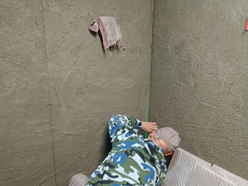 浴室找平貼磚：在鋪貼瓷磚前，我們要先把還沒涂抹水泥的地磚鋪在地上，并敲平，然后在地磚上涂滿水泥，鋪在地面，鋪地磚的過程中要對齊四塊磚的對角位置。  另外，在鋪貼瓷磚時也要講究鋪貼順序，在鋪地磚時應(yīng)從內(nèi)向外貼，有坡度或地漏的地方，要注意排水方向找坡，而墻面磚應(yīng)從下往上貼，底層的瓷磚要最后貼，這樣鋪貼出來才美觀，鋪完地磚后還要壓地磚。