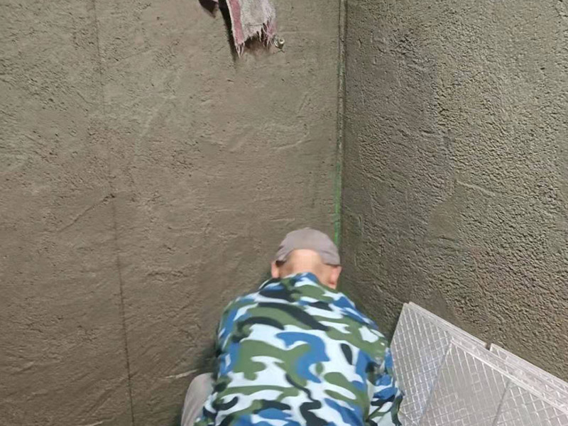 浴室找平貼磚：在鋪貼瓷磚前，我們要先把還沒涂抹水泥的地磚鋪在地上，并敲平，然后在地磚上涂滿水泥，鋪在地面，鋪地磚的過程中要對齊四塊磚的對角位置。  另外，在鋪貼瓷磚時也要講究鋪貼順序，在鋪地磚時應(yīng)從內(nèi)向外貼，有坡度或地漏的地方，要注意排水方向找坡，而墻面磚應(yīng)從下往上貼，底層的瓷磚要最后貼，這樣鋪貼出來才美觀，鋪完地磚后還要壓地磚。