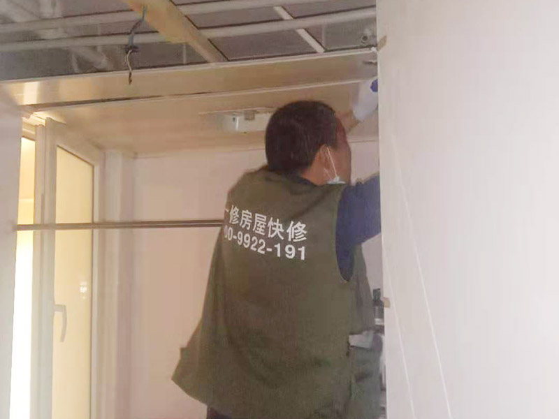 廚房管道改造：家裝管道系統(tǒng)施工：房子里明裝的管道,適合于土建的粉飾作業(yè)結(jié)束之后施行,配裝之前,需要幫助土建準(zhǔn)確的預(yù)留或者是預(yù)埋孔洞以及套管。 給水位置布置：明敷的給水立管宜布置在靠近用水量大的衛(wèi)生器具的墻角、墻邊或立柱旁。 給水系統(tǒng)布置三不：明敷的給水管不得穿越臥室、儲藏室以及煙道、風(fēng)道；給水管道不得緊挨熱； 給水立管距熱水器或者灶邊凈距不得小于400mm，當(dāng)條件不具備時，但最小凈距不得小于200mm。