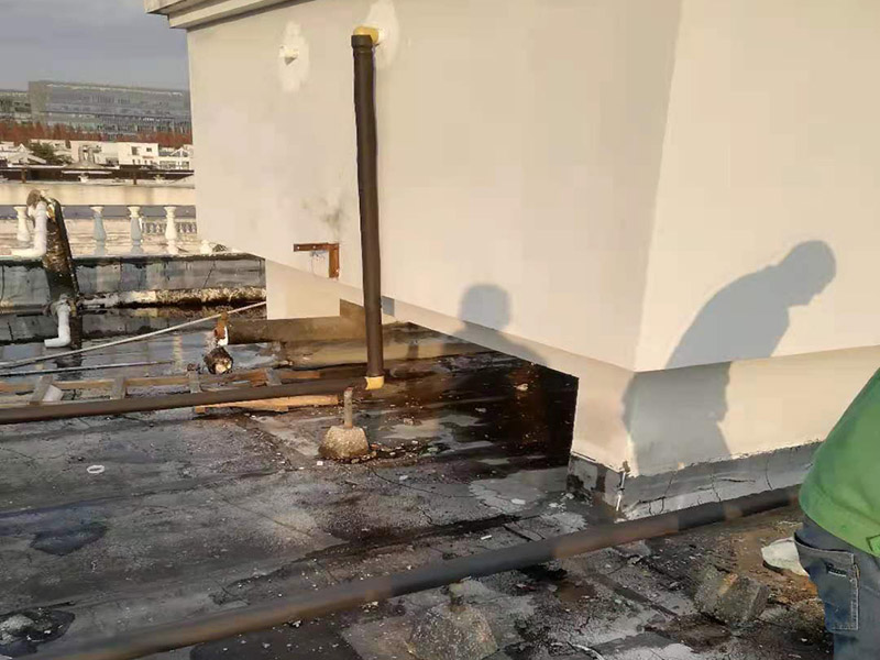 進(jìn)出水管安裝維修：水路改造大部分走暗管，而水的特性是水往低處流。如果管路走地下，一但發(fā)生漏水很難及時(shí)發(fā)現(xiàn)，只有水漫金山或者地板變形以及漏到樓下，才會(huì)發(fā)現(xiàn)漏水，且由于水管暗埋很難查出漏水之處。這時(shí)巨大的損失更是無法挽回，甚至嚴(yán)重的影響了友好的鄰里關(guān)系;如果水管走頂部，可能水改時(shí)費(fèi)用高些，但做為一項(xiàng)長(zhǎng)遠(yuǎn)投資來看，是值得的。水管走頂，即使漏水，也能夠及時(shí)發(fā)現(xiàn)，便于檢修，損失也較小。