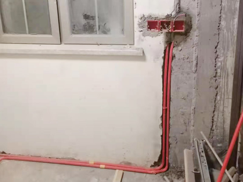墻面水電改造維修：按走向進行墻面或地面開槽，開槽過程中，不允許出現(xiàn)墻面橫向開槽大于30cm的現(xiàn)象，因為橫向開槽將破壞整樓的承重，使得抗震能力降低而且墻面容易開裂。如果是保溫墻的話，開很長的橫槽有可能會導(dǎo)致開槽上部的保溫層整體脫落。墻面開槽一般都應(yīng)該是豎向垂直開槽。 埋入管線(包括布線和接好管道)和暗盒，電路施工時先安裝管路，然后再穿導(dǎo)線，這樣可以避免將來換線出現(xiàn)導(dǎo)線無法抽動的現(xiàn)象。穿管不能使用軟管，防止出現(xiàn)死角。同時電路接頭不要裸露在外面，應(yīng)該安裝在線盒內(nèi)，分線盒之間不允許有接頭。