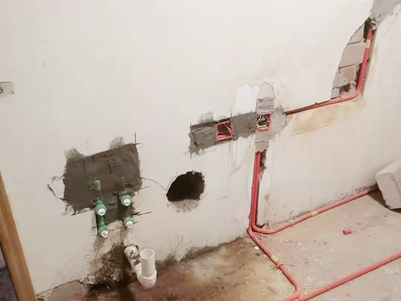 墻面水電改造維修：按走向進行墻面或地面開槽，開槽過程中，不允許出現(xiàn)墻面橫向開槽大于30cm的現(xiàn)象，因為橫向開槽將破壞整樓的承重，使得抗震能力降低而且墻面容易開裂。如果是保溫墻的話，開很長的橫槽有可能會導(dǎo)致開槽上部的保溫層整體脫落。墻面開槽一般都應(yīng)該是豎向垂直開槽。 埋入管線(包括布線和接好管道)和暗盒，電路施工時先安裝管路，然后再穿導(dǎo)線，這樣可以避免將來換線出現(xiàn)導(dǎo)線無法抽動的現(xiàn)象。穿管不能使用軟管，防止出現(xiàn)死角。同時電路接頭不要裸露在外面，應(yīng)該安裝在線盒內(nèi)，分線盒之間不允許有接頭。