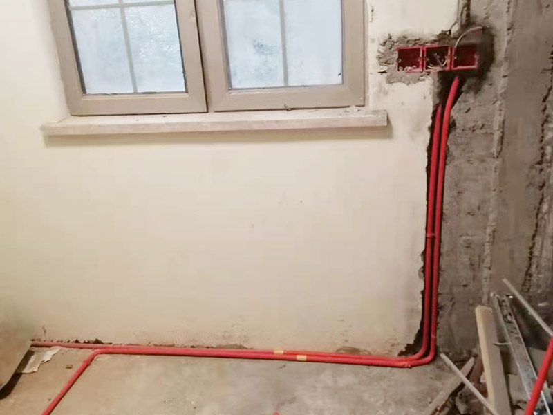 墻面水電改造維修：按走向進行墻面或地面開槽，開槽過程中，不允許出現(xiàn)墻面橫向開槽大于30cm的現(xiàn)象，因為橫向開槽將破壞整樓的承重，使得抗震能力降低而且墻面容易開裂。如果是保溫墻的話，開很長的橫槽有可能會導(dǎo)致開槽上部的保溫層整體脫落。墻面開槽一般都應(yīng)該是豎向垂直開槽。 埋入管線(包括布線和接好管道)和暗盒，電路施工時先安裝管路，然后再穿導(dǎo)線，這樣可以避免將來換線出現(xiàn)導(dǎo)線無法抽動的現(xiàn)象。穿管不能使用軟管，防止出現(xiàn)死角。同時電路接頭不要裸露在外面，應(yīng)該安裝在線盒內(nèi)，分線盒之間不允許有接頭。