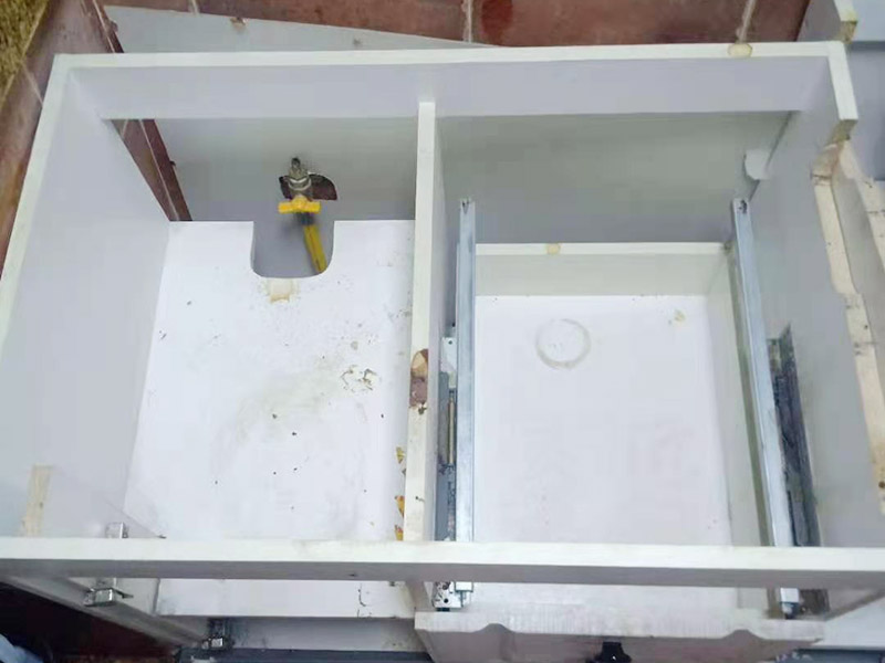 櫥柜維修改造：對廚房作防護(hù)措施,掛擋布、廚房墻面等做簡單清理,以便準(zhǔn)確測量地面水平。 材料進(jìn)場:櫥柜板材等進(jìn)場。  安裝地柜 組裝:統(tǒng)一組裝好地柜,搬進(jìn)廚房,按圖紙順序擺放好位置(倒放),統(tǒng)一安裝地腳。 現(xiàn)場切割:地面上墊上保護(hù)物,割口根據(jù)實物的大小從反面進(jìn)行操作,保持正面不崩。 安裝順序：如有轉(zhuǎn)角柜應(yīng)先安轉(zhuǎn)角柜，沒有轉(zhuǎn)角柜先從靠墻的柜往外安裝。 水平調(diào)整：通過地柜的調(diào)節(jié)腿調(diào)節(jié)地柜水平度，誤差保持正負(fù)1mm。