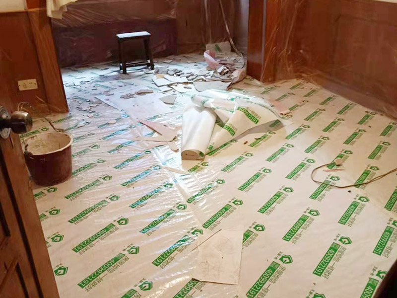 家具保護(hù)措施：地板保護(hù)，地板保護(hù)需要使用pvc+棉保護(hù)膜 （薄的保護(hù)膜會(huì)在裝修過程中踩壞），沿墻邊使用家較寬的地板專用膠帶密封。家居保護(hù)只需要使用普通pvc保護(hù)膜即可，注意下方要留足保護(hù)膜遮蓋下方地板。門窗保護(hù):使用無紡布門窗保護(hù)膜，裁剪適當(dāng)大小貼在窗戶上級(jí)窗戶框上即可。門使用pvc保護(hù)膜，小的突起如電源插座，使用保護(hù)膜覆蓋用較窄的地板專用膠帶密封。 注意：所有的密封都不要貼到需要粉刷裝修的墻面上。