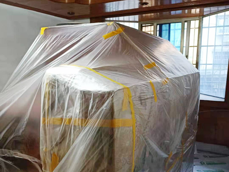 家具保護(hù)措施：地板保護(hù)，地板保護(hù)需要使用pvc+棉保護(hù)膜 （薄的保護(hù)膜會(huì)在裝修過程中踩壞），沿墻邊使用家較寬的地板專用膠帶密封。家居保護(hù)只需要使用普通pvc保護(hù)膜即可，注意下方要留足保護(hù)膜遮蓋下方地板。門窗保護(hù):使用無紡布門窗保護(hù)膜，裁剪適當(dāng)大小貼在窗戶上級(jí)窗戶框上即可。門使用pvc保護(hù)膜，小的突起如電源插座，使用保護(hù)膜覆蓋用較窄的地板專用膠帶密封。 注意：所有的密封都不要貼到需要粉刷裝修的墻面上。