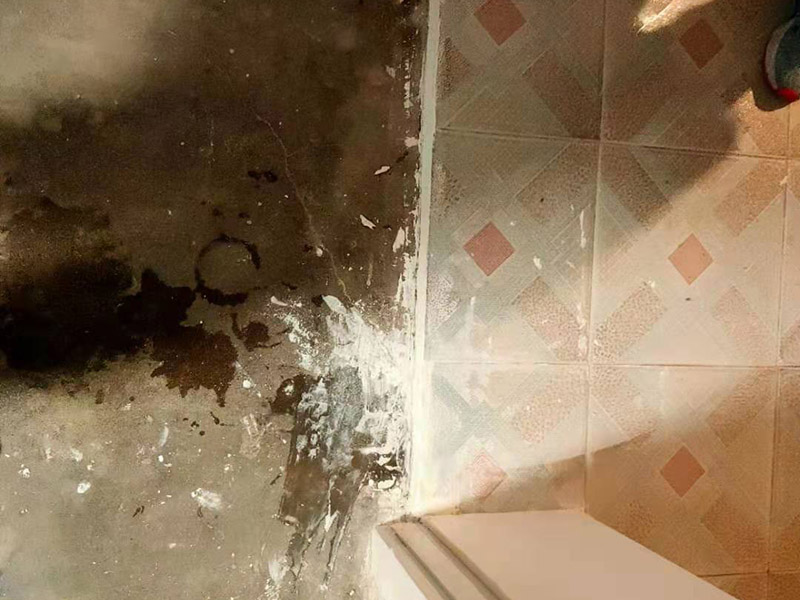 廁所地磚鋪貼：準(zhǔn)備裝修中或多或少都會(huì)牽涉到墻體改造，工人在裝修前期需把該砌該粉的工程都結(jié)束，確保改造墻體能充分干燥。攪拌調(diào)和將粘結(jié)劑漿料攪拌至潤滑均勻，無明顯塊狀或糊涂結(jié)狀，將攪拌后施工漿料靜置5&mdash;10分鐘，然后再稍加攪拌1&mdash;2分鐘，即可使用。用泥刀先批墻，后用水泥漿找平。這個(gè)工序很重要，確保底子平，防止貼后空鼓