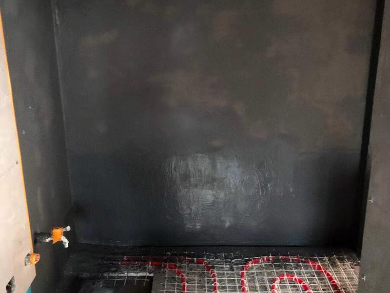 墻地面防水貼磚：一般在實際施工中，都是先將墻面和地面的防水都做好，然后等到防水層完全干透之后就可以做閉水試驗了，閉水試驗的主要目的是檢驗防水施工是否有疏露，防水功能是否正常，如果閉水試驗顯示沒有問題了，那么再開始貼瓷磚。貼瓷磚是先貼墻面，然后再貼地面的。