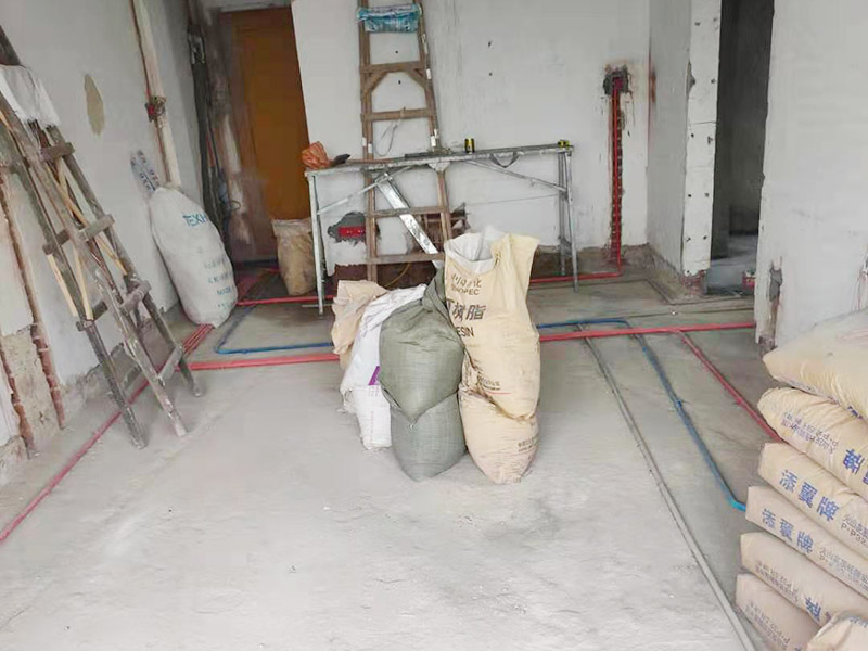 全屋線管鋪設(shè)裝修：管內(nèi)穿線在建筑物抹灰、粉刷及地面工程結(jié)束后進(jìn)行,穿線前應(yīng)將電線保護(hù)管內(nèi)的積水及雜物清理干凈。但針對(duì)建筑電氣安裝項(xiàng)目逐漸增加,管內(nèi)穿線的工程量隨之增大,為配合工程整體同步竣工,管內(nèi)穿線可以提前進(jìn)行,但必須滿足下列條件: 1、混凝土結(jié)構(gòu)工程必須經(jīng)過(guò)結(jié)構(gòu)驗(yàn)收和核定。 2、磚混結(jié)構(gòu)工程必須初裝修完成以后。 3、作好成品保護(hù),箱、盒及導(dǎo)線不應(yīng)破損及被灰漿污染。 4、穿線后線管內(nèi)不得有積水及潮氣侵入,必須保證導(dǎo)線絕緣強(qiáng)度符合規(guī)范要求。