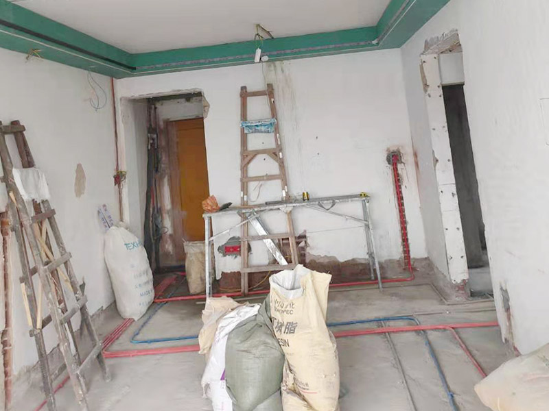 全屋線管鋪設(shè)裝修：管內(nèi)穿線在建筑物抹灰、粉刷及地面工程結(jié)束后進(jìn)行,穿線前應(yīng)將電線保護(hù)管內(nèi)的積水及雜物清理干凈。但針對(duì)建筑電氣安裝項(xiàng)目逐漸增加,管內(nèi)穿線的工程量隨之增大,為配合工程整體同步竣工,管內(nèi)穿線可以提前進(jìn)行,但必須滿足下列條件: 1、混凝土結(jié)構(gòu)工程必須經(jīng)過(guò)結(jié)構(gòu)驗(yàn)收和核定。 2、磚混結(jié)構(gòu)工程必須初裝修完成以后。 3、作好成品保護(hù),箱、盒及導(dǎo)線不應(yīng)破損及被灰漿污染。 4、穿線后線管內(nèi)不得有積水及潮氣侵入,必須保證導(dǎo)線絕緣強(qiáng)度符合規(guī)范要求。