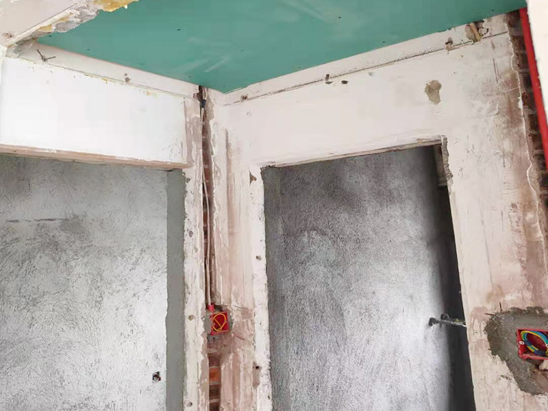 全屋線管鋪設(shè)裝修：管內(nèi)穿線在建筑物抹灰、粉刷及地面工程結(jié)束后進(jìn)行,穿線前應(yīng)將電線保護(hù)管內(nèi)的積水及雜物清理干凈。但針對(duì)建筑電氣安裝項(xiàng)目逐漸增加,管內(nèi)穿線的工程量隨之增大,為配合工程整體同步竣工,管內(nèi)穿線可以提前進(jìn)行,但必須滿足下列條件: 1、混凝土結(jié)構(gòu)工程必須經(jīng)過(guò)結(jié)構(gòu)驗(yàn)收和核定。 2、磚混結(jié)構(gòu)工程必須初裝修完成以后。 3、作好成品保護(hù),箱、盒及導(dǎo)線不應(yīng)破損及被灰漿污染。 4、穿線后線管內(nèi)不得有積水及潮氣侵入,必須保證導(dǎo)線絕緣強(qiáng)度符合規(guī)范要求。