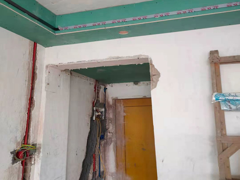 全屋線管鋪設(shè)裝修：管內(nèi)穿線在建筑物抹灰、粉刷及地面工程結(jié)束后進(jìn)行,穿線前應(yīng)將電線保護(hù)管內(nèi)的積水及雜物清理干凈。但針對(duì)建筑電氣安裝項(xiàng)目逐漸增加,管內(nèi)穿線的工程量隨之增大,為配合工程整體同步竣工,管內(nèi)穿線可以提前進(jìn)行,但必須滿足下列條件: 1、混凝土結(jié)構(gòu)工程必須經(jīng)過(guò)結(jié)構(gòu)驗(yàn)收和核定。 2、磚混結(jié)構(gòu)工程必須初裝修完成以后。 3、作好成品保護(hù),箱、盒及導(dǎo)線不應(yīng)破損及被灰漿污染。 4、穿線后線管內(nèi)不得有積水及潮氣侵入,必須保證導(dǎo)線絕緣強(qiáng)度符合規(guī)范要求。