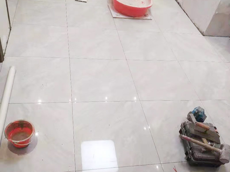 客廳地磚鋪貼:鋪貼前應(yīng)用水泥砂漿找地面或墻面，并按磚體尺寸劃好線，劃線時需預(yù)留3－5mm的灰縫，以防粘結(jié)物與磚體膨脹系數(shù)不一致而導(dǎo)致不良后果產(chǎn)生。 瓷磚受熱或者冬天遇冷會存在一定熱脹冷縮，同時粘貼瓷磚的水泥沙土也會隨著溫度和濕度的變化出現(xiàn)一定膨脹收縮，瓷磚間不留縫隙很容易導(dǎo)致瓷磚起拱裂開。瓷磚邊緣存在一定誤差，每塊瓷磚不能保證完全的平整，特別是裝修現(xiàn)場切割瓷磚容易出現(xiàn)誤差，留縫能保持整體整齊劃一。 