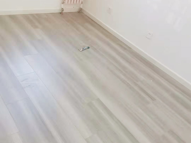 木地板踢腳線安裝：1、安裝前先清掃：把地面和墻面打掃干凈，這樣安裝踢腳線才不會出現(xiàn)空隙。 2、墻表打孔：需要進(jìn)行打孔，把踢腳線穩(wěn)固在墻表?？拙嘣?00cm左右，孔深度5CM左右。 3、墻角處理：踢腳線切成45度斜角，這樣2根踢腳線可以融合在一起，組成尖銳的90度直角。