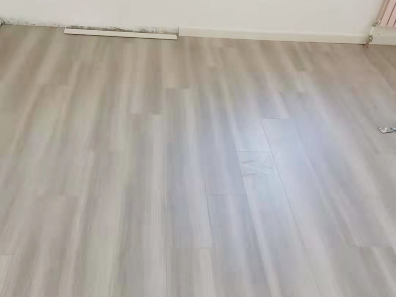 木地板踢腳線安裝：1、安裝前先清掃：把地面和墻面打掃干凈，這樣安裝踢腳線才不會出現(xiàn)空隙。 2、墻表打孔：需要進(jìn)行打孔，把踢腳線穩(wěn)固在墻表?？拙嘣?00cm左右，孔深度5CM左右。 3、墻角處理：踢腳線切成45度斜角，這樣2根踢腳線可以融合在一起，組成尖銳的90度直角。