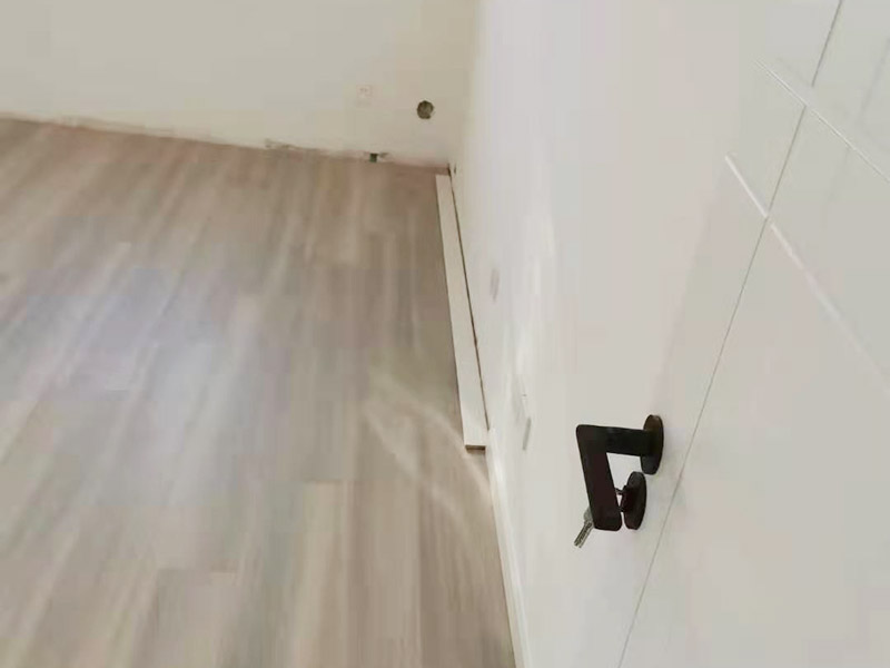 木地板踢腳線安裝：1、安裝前先清掃：把地面和墻面打掃干凈，這樣安裝踢腳線才不會出現(xiàn)空隙。 2、墻表打孔：需要進(jìn)行打孔，把踢腳線穩(wěn)固在墻表?？拙嘣?00cm左右，孔深度5CM左右。 3、墻角處理：踢腳線切成45度斜角，這樣2根踢腳線可以融合在一起，組成尖銳的90度直角。