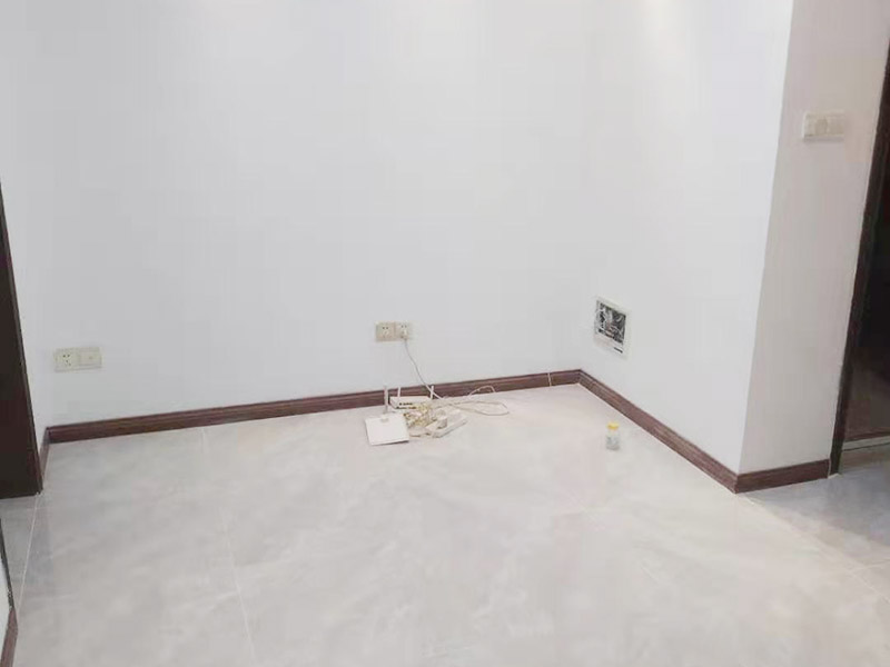 客廳裝修翻新：首先要做的就是進(jìn)行主體的改拆。需要按照圖紙，進(jìn)行非承重墻的合理改拆，拆暖氣或者換窗戶等等，因?yàn)閴w暖氣等改拆以后，原本的水電格局會被破壞，所以，為了迎合新的房屋格局，水電路也要重新布置。木工，這是對于裝修客廳中需要木工門套或者壁櫥等的制作。在一般的裝修中，木工與油漆工，泥工可以同時(shí)作業(yè)，這樣比較節(jié)省時(shí)間。