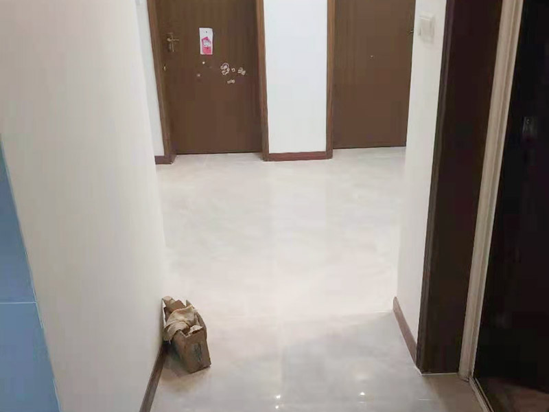 客廳裝修翻新：首先要做的就是進(jìn)行主體的改拆。需要按照圖紙，進(jìn)行非承重墻的合理改拆，拆暖氣或者換窗戶等等，因?yàn)閴w暖氣等改拆以后，原本的水電格局會被破壞，所以，為了迎合新的房屋格局，水電路也要重新布置。木工，這是對于裝修客廳中需要木工門套或者壁櫥等的制作。在一般的裝修中，木工與油漆工，泥工可以同時(shí)作業(yè)，這樣比較節(jié)省時(shí)間。