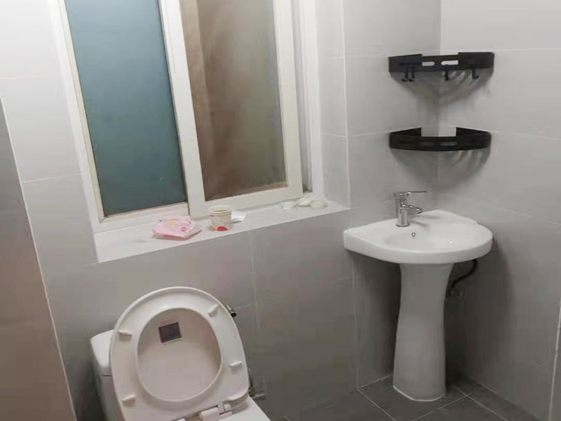 衛(wèi)生間整體裝修：水電改造關(guān)系到日后生活中的使用效果，非常重要。首先是所有與水電有關(guān)的設(shè)備具體位置、尺寸及安裝方式。在確定方案時(shí)，不僅只考慮當(dāng)前的使用需求，還需考慮到未來有可能出現(xiàn)的變化，做好預(yù)留打算。待水電改造好后，再做防水處理，衛(wèi)生間廁常用水，非常潮濕，防水措施一定要做好。衛(wèi)生間的防水處理不只是做地面的防水，還有墻面防水，且衛(wèi)生間內(nèi)的開關(guān)插座都必須帶防水蓋。 衛(wèi)生間使用的瓷磚不僅要有裝飾性，還要有防水功能，帶有防水性的瓷磚可以對(duì)衛(wèi)生間墻體及地面起到很好的保護(hù)作用。而廁所地面使用的瓷磚，不僅要防水還要防滑，大家可以選表面帶凹凸紋路的瓷磚。