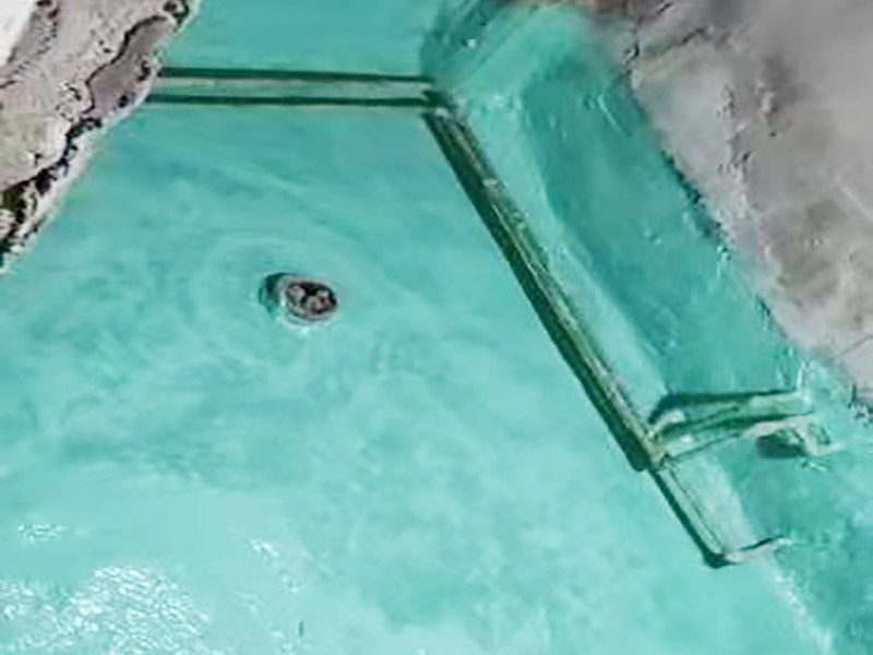 廁所地面刷防水：作防水前，一定要把需要作防水的墻面和地面打掃干凈，否則，再好的防水劑也起不到防水的作用。一般的墻面防水劑要刷到30厘米的高度。地面要全部刷到，而且必須等第一遍干了后，才能刷第二遍。防水重點(diǎn)位置：墻角位置，要多刷1－2遍。下水管周圍，要多刷1－2遍。防水做完了，不要以為就沒有事了，還要&ldquo;開閘放水&rdquo;，試水。試水一試就是24個小時，看周圍墻面有沒有滲水現(xiàn)象