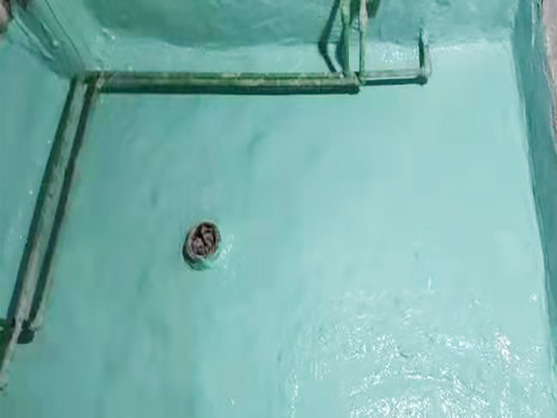 廁所地面刷防水：作防水前，一定要把需要作防水的墻面和地面打掃干凈，否則，再好的防水劑也起不到防水的作用。一般的墻面防水劑要刷到30厘米的高度。地面要全部刷到，而且必須等第一遍干了后，才能刷第二遍。防水重點(diǎn)位置：墻角位置，要多刷1－2遍。下水管周圍，要多刷1－2遍。防水做完了，不要以為就沒有事了，還要&ldquo;開閘放水&rdquo;，試水。試水一試就是24個小時，看周圍墻面有沒有滲水現(xiàn)象