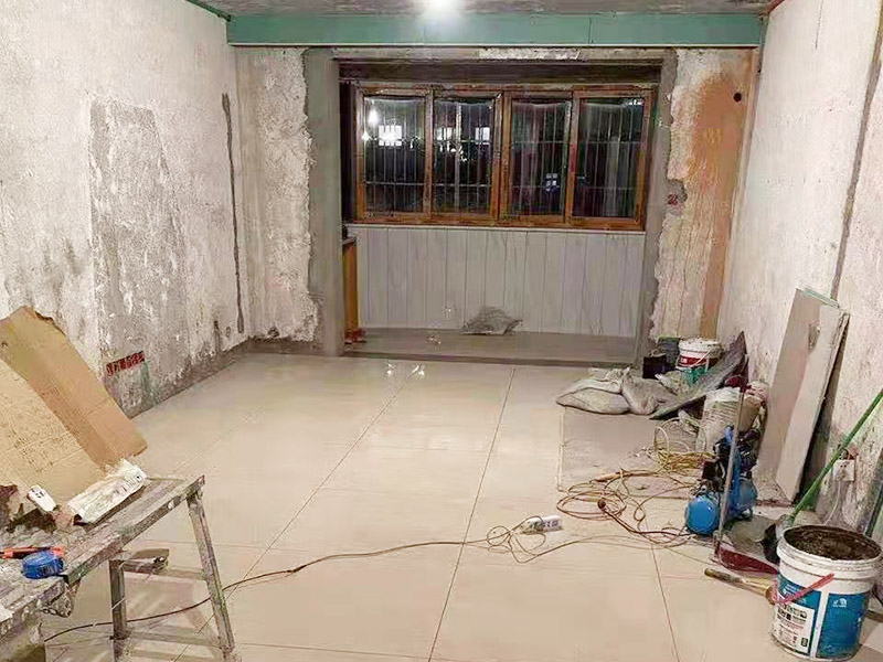 客廳整體裝修翻新：在舊房翻新中最先實(shí)施的是主題拆除，其中主要包括墻面、地面、門(mén)窗、水路、電路等各方面的拆除。在拆除過(guò)程中，廚衛(wèi)的墻磚鏟除中防水層是極易被損壞的，所以裝修在墻面抹灰完成后一定要重新做防水。拆改會(huì)產(chǎn)生許多的垃圾，要及時(shí)清理，同時(shí)老房翻新過(guò)程中時(shí)刻保持室內(nèi)的清潔，這對(duì)于施工也是非常方便的。 第二步就是結(jié)構(gòu)的改造啦。舊房翻新業(yè)主們?cè)谧鼋Y(jié)構(gòu)優(yōu)化時(shí)，廚房、衛(wèi)生間在包立管時(shí)一定要留有檢查口以便維修，舊房的承重墻一定不能拆除否則造成安全隱患。 接下來(lái)就是隱蔽工程的實(shí)施了。其中包括檢查吊頂內(nèi)的供水、空調(diào)