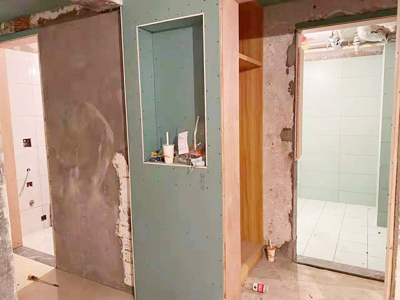 客廳整體裝修翻新：在舊房翻新中最先實(shí)施的是主題拆除，其中主要包括墻面、地面、門(mén)窗、水路、電路等各方面的拆除。在拆除過(guò)程中，廚衛(wèi)的墻磚鏟除中防水層是極易被損壞的，所以裝修在墻面抹灰完成后一定要重新做防水。拆改會(huì)產(chǎn)生許多的垃圾，要及時(shí)清理，同時(shí)老房翻新過(guò)程中時(shí)刻保持室內(nèi)的清潔，這對(duì)于施工也是非常方便的。 第二步就是結(jié)構(gòu)的改造啦。舊房翻新業(yè)主們?cè)谧鼋Y(jié)構(gòu)優(yōu)化時(shí)，廚房、衛(wèi)生間在包立管時(shí)一定要留有檢查口以便維修，舊房的承重墻一定不能拆除否則造成安全隱患。 接下來(lái)就是隱蔽工程的實(shí)施了。其中包括檢查吊頂內(nèi)的供水、空調(diào)