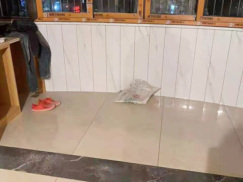 客廳整體裝修翻新：在舊房翻新中最先實(shí)施的是主題拆除，其中主要包括墻面、地面、門(mén)窗、水路、電路等各方面的拆除。在拆除過(guò)程中，廚衛(wèi)的墻磚鏟除中防水層是極易被損壞的，所以裝修在墻面抹灰完成后一定要重新做防水。拆改會(huì)產(chǎn)生許多的垃圾，要及時(shí)清理，同時(shí)老房翻新過(guò)程中時(shí)刻保持室內(nèi)的清潔，這對(duì)于施工也是非常方便的。 第二步就是結(jié)構(gòu)的改造啦。舊房翻新業(yè)主們?cè)谧鼋Y(jié)構(gòu)優(yōu)化時(shí)，廚房、衛(wèi)生間在包立管時(shí)一定要留有檢查口以便維修，舊房的承重墻一定不能拆除否則造成安全隱患。 接下來(lái)就是隱蔽工程的實(shí)施了。其中包括檢查吊頂內(nèi)的供水、空調(diào)