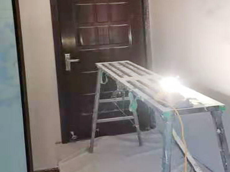 墻面刷新保護(hù)：舊墻的基礎(chǔ)處理主要是指根除墻面的原有裝飾，一般包含墻面原有墻面漆和膩?zhàn)訉拥母?、原有木裝飾、原有其它外表裝飾物如墻紙等的鏟除等。濕潤(rùn)原有墻面，墻面鏟除的會(huì)比較徹底。墻面的基礎(chǔ)處理要根據(jù)墻面的具體情況，具體施工（局部鏟除修補(bǔ)、鏟除至石膏層膩?zhàn)?、鏟除至原墻水泥層），以便靈活掌握預(yù)算和工期。