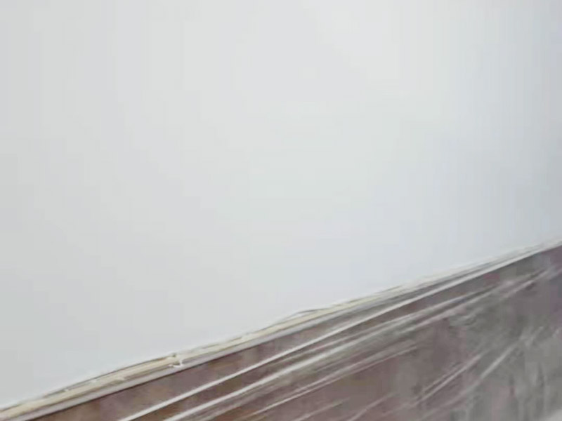 墻面刷新保護(hù)：舊墻的基礎(chǔ)處理主要是指根除墻面的原有裝飾，一般包含墻面原有墻面漆和膩?zhàn)訉拥母?、原有木裝飾、原有其它外表裝飾物如墻紙等的鏟除等。濕潤(rùn)原有墻面，墻面鏟除的會(huì)比較徹底。墻面的基礎(chǔ)處理要根據(jù)墻面的具體情況，具體施工（局部鏟除修補(bǔ)、鏟除至石膏層膩?zhàn)?、鏟除至原墻水泥層），以便靈活掌握預(yù)算和工期。