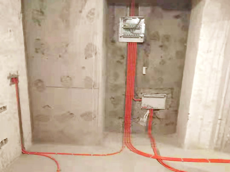 全屋電路布線：首先根據(jù)實(shí)際情況定位，定位完成后，電工根據(jù)定位和電路走向，開布線槽，線路槽很有講究，要橫平豎直，不過，規(guī)范的做法，不允許開橫槽，因?yàn)闀?huì)影響墻的承受力。布線一般采用線管暗埋的方式。線管有冷彎管和PVC管兩種，冷彎管可以彎曲而不斷裂，是布線的最好選擇，因?yàn)樗霓D(zhuǎn)角是有弧度的，線可以隨時(shí)更換，而不用開墻。冷彎管要用彎管工具，弧度應(yīng)該是線管直徑的10倍，這樣穿線或拆線，才能順利。