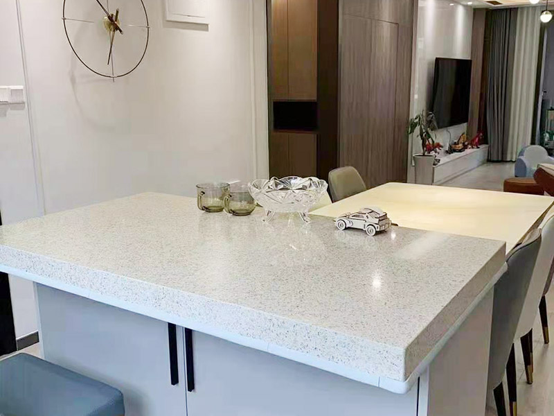 潔具最好先買好，拿著潔具的上下水圖給水電工，把位置搞對，不然到時候，管子不夠長又要重新買接　頭。熱水器等不經(jīng)常拔插頭的插座最好用帶開關(guān)的。