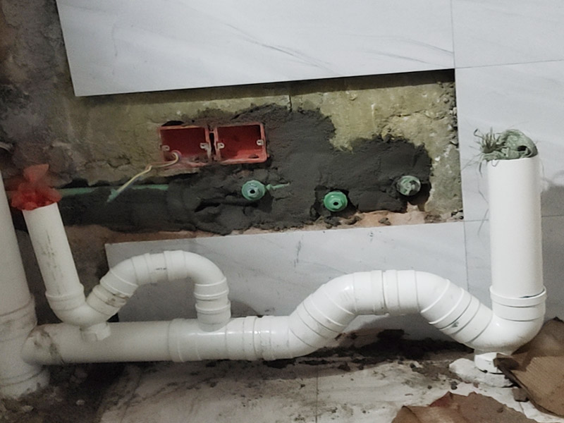 衛(wèi)生間水電改造：電路工程時，必須先安裝管道，然后再通過布線，以便在日后更換時布線不動。 通過管子不能用軟管防止死角。 沿方向在墻或地面上創(chuàng)建凹槽。 側(cè)溝會損害建筑物整體的負荷，抗震性能降低，墻面容易破碎，因此溝槽的開口部分不允許超過30cm。 測試水路壓力，檢查合格后留出回路的施工圖。 圖形必須與實際匹配。 圖紙還應(yīng)當標明布線規(guī)格和開關(guān)，插座的位置。