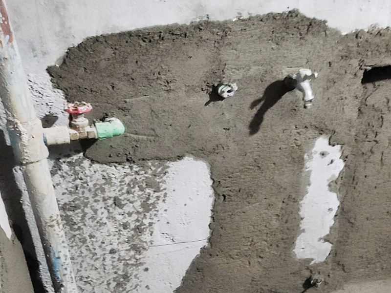 衛(wèi)生間水電改造：電路工程時，必須先安裝管道，然后再通過布線，以便在日后更換時布線不動。 通過管子不能用軟管防止死角。 沿方向在墻或地面上創(chuàng)建凹槽。 側(cè)溝會損害建筑物整體的負荷，抗震性能降低，墻面容易破碎，因此溝槽的開口部分不允許超過30cm。 測試水路壓力，檢查合格后留出回路的施工圖。 圖形必須與實際匹配。 圖紙還應(yīng)當標明布線規(guī)格和開關(guān)，插座的位置。