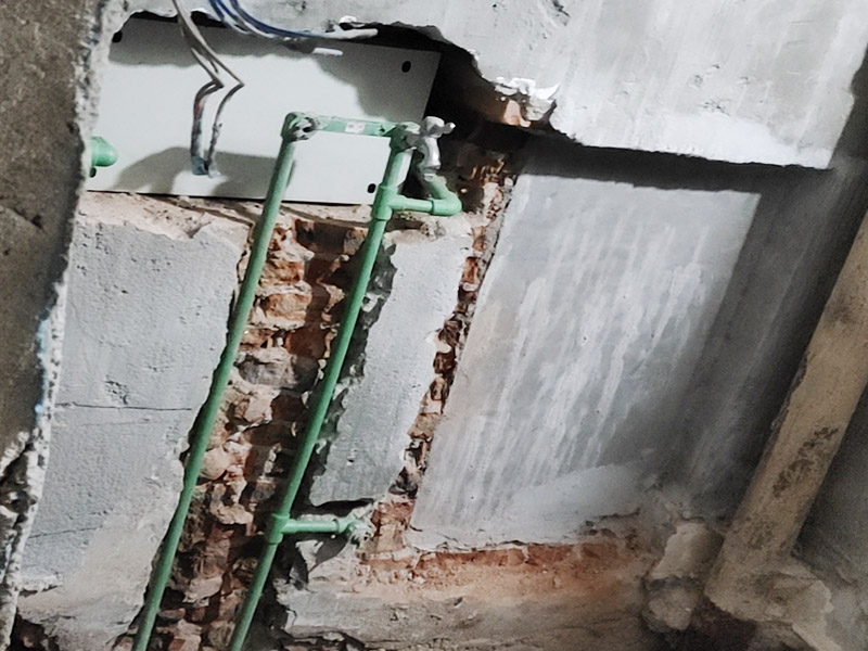 衛(wèi)生間水電改造：電路工程時，必須先安裝管道，然后再通過布線，以便在日后更換時布線不動。 通過管子不能用軟管防止死角。 沿方向在墻或地面上創(chuàng)建凹槽。 側(cè)溝會損害建筑物整體的負荷，抗震性能降低，墻面容易破碎，因此溝槽的開口部分不允許超過30cm。 測試水路壓力，檢查合格后留出回路的施工圖。 圖形必須與實際匹配。 圖紙還應(yīng)當標明布線規(guī)格和開關(guān)，插座的位置。